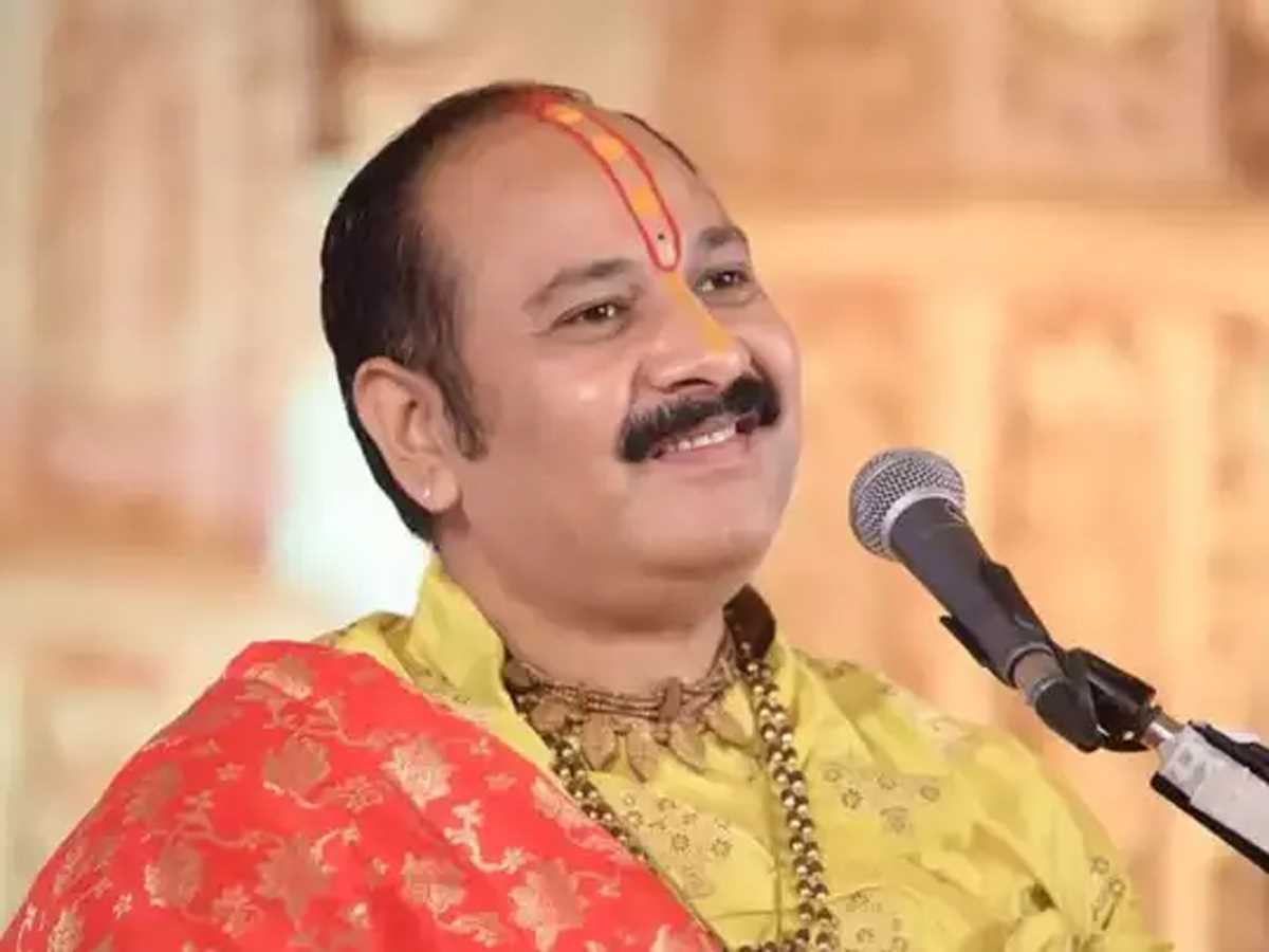 पैसों के लिए धर्मांतरण करना खुद के और दूसरे के धर्म को धोखा देना है : प्रदीप मिश्रा